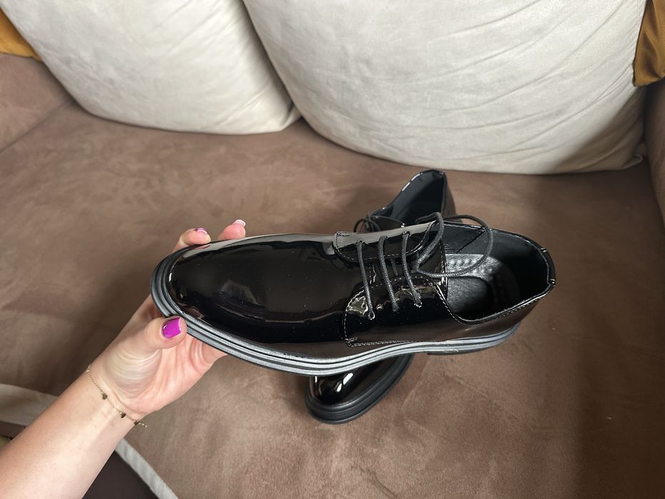 Nowe buty meskie - lakierowane - 39