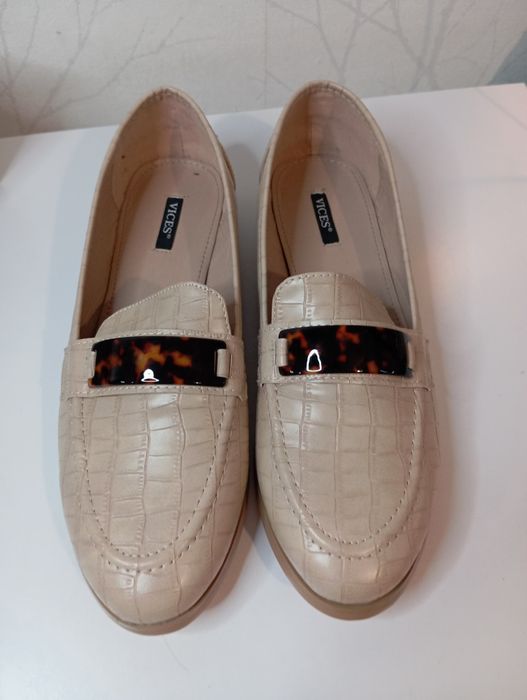 Beżowe mokasyny z klamrą