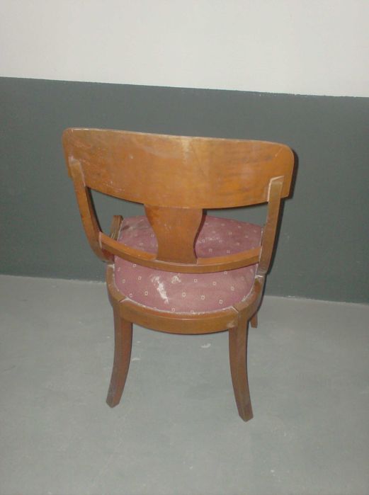 Cadeira antiga  .