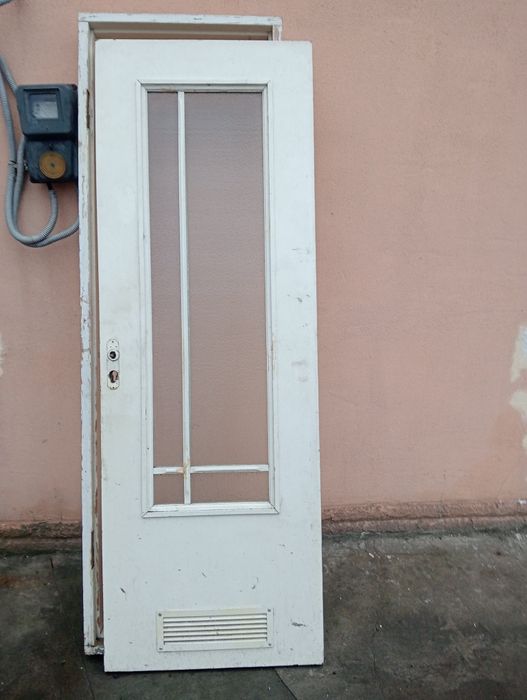 Дверь деревянная 70/200см. +лутка. на туалет -ванную.