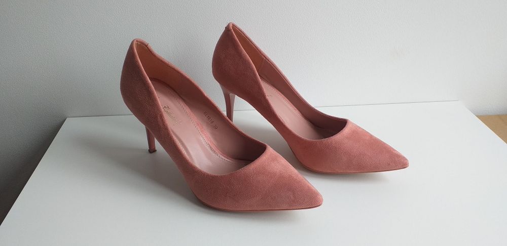 Różowe szpilki na niskim obcasie