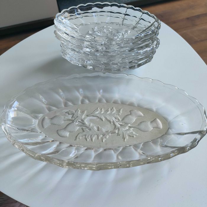 Zestaw 6 szklanych małych salaterek i 1 duża paterka