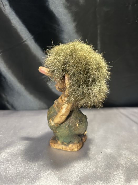 Troll z rękami w zielonych spodenkach norweska figurka