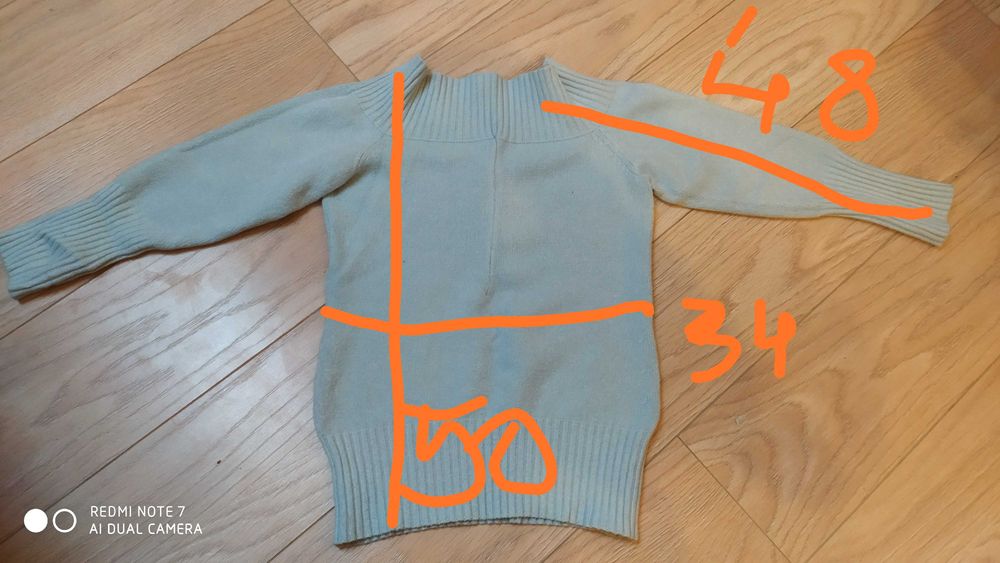 Sweterek niebieski opadające ramiona