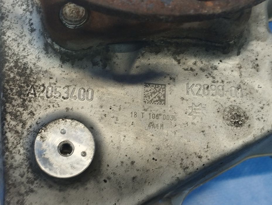 Ступиця (кулак цапфа) задня права AMG E 63 S