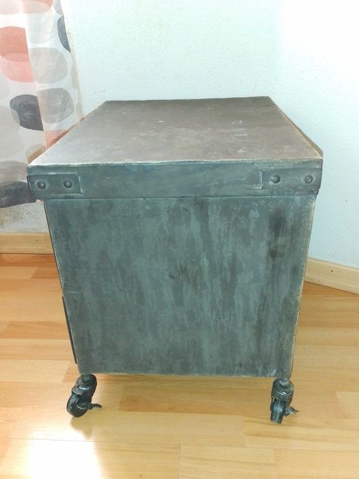 Móvel Rústico de Metal com Duas Gavetas