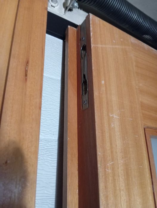 Porta dupla ao teto articular