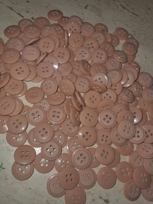 Beżowe plastikowe guziki vintage 184 sztuki