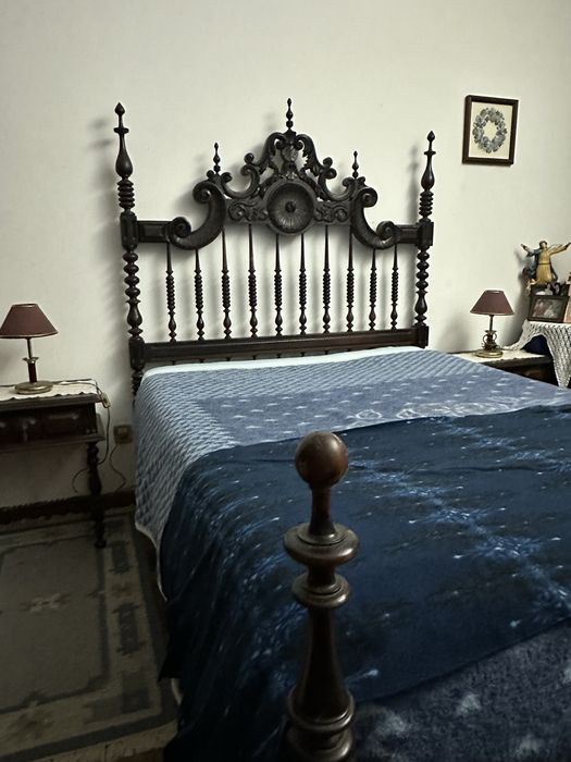 Mobilia de quarto antiga em madeira maçica - Estilo Barroco