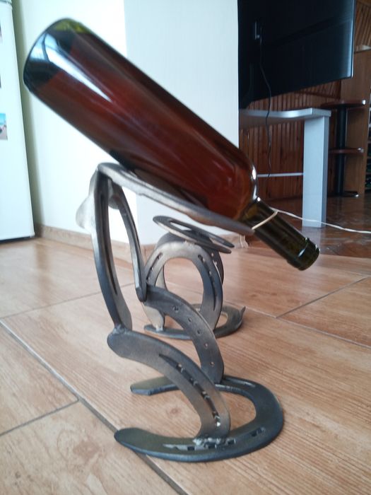 Stojak na wino prezent podkowy końskie