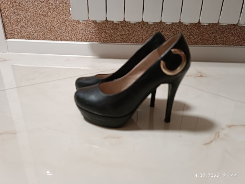 Жіночі туфлі на шпильці