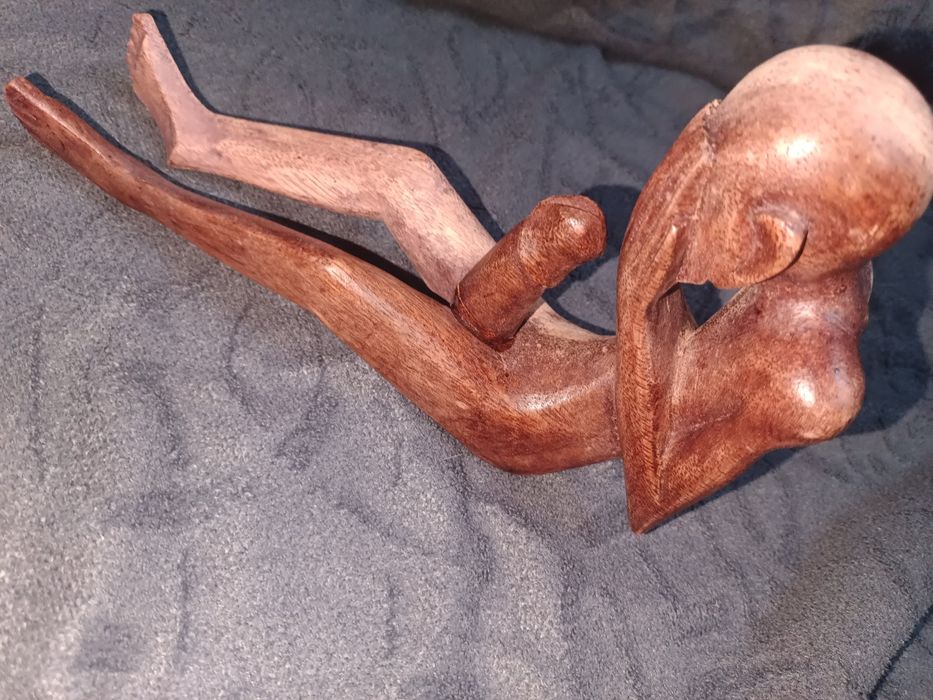 Drewniana rzeźba aktu – figura leżąca