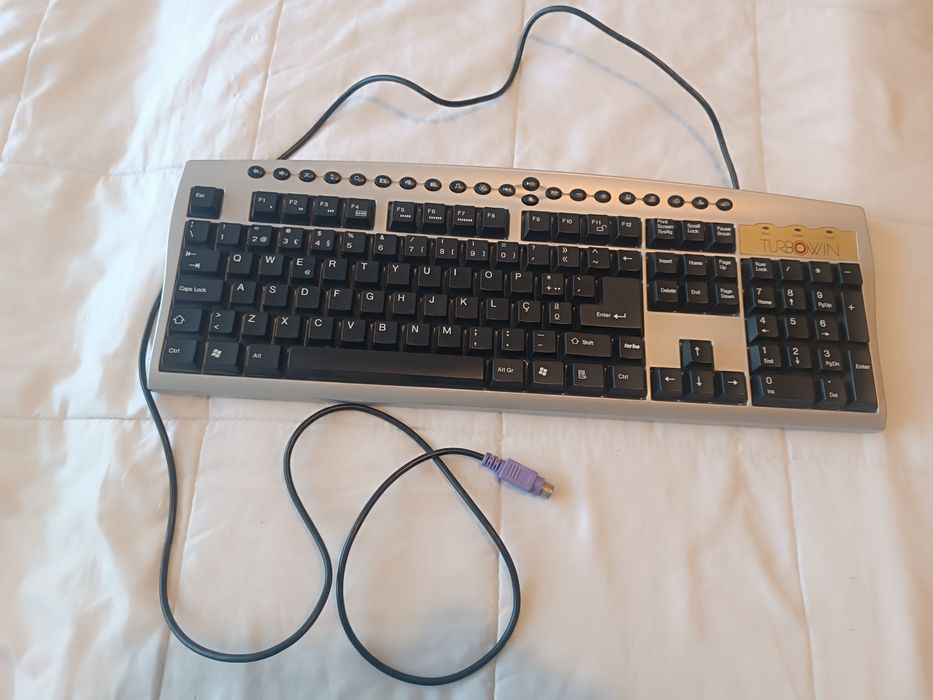 Teclado Multimédia Prateado/Preto – Layout PT – Ligação PS/2
