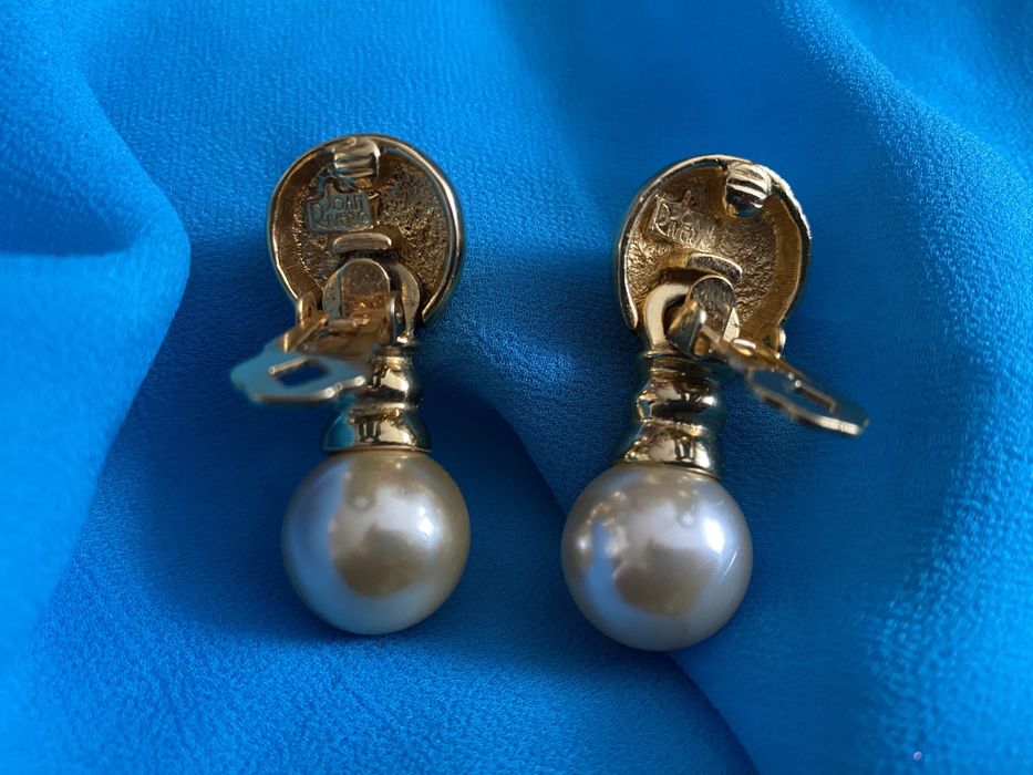 unikatowe pozłacane klipsy Joan Rivers old money grzechotki perły