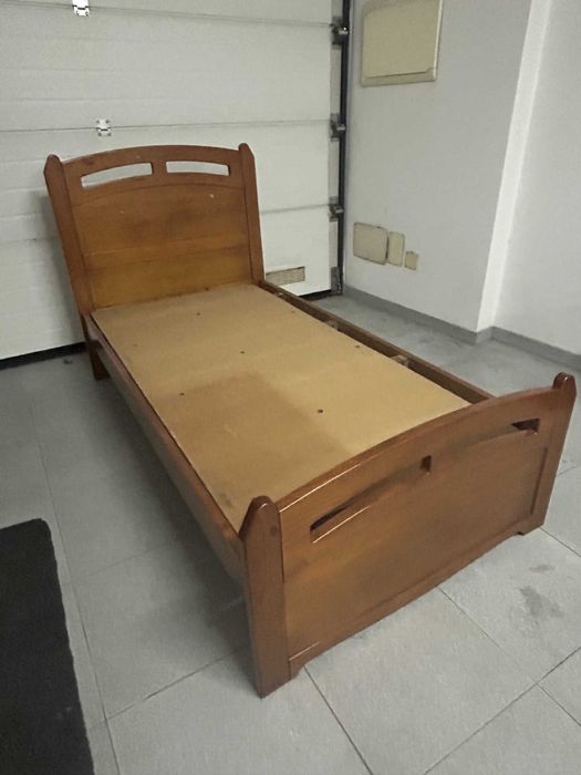 Cama de solteiro de madeira usada, com dimensões de 184x94 cm