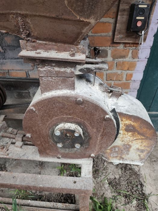 Млин для зерна та кукурудзи