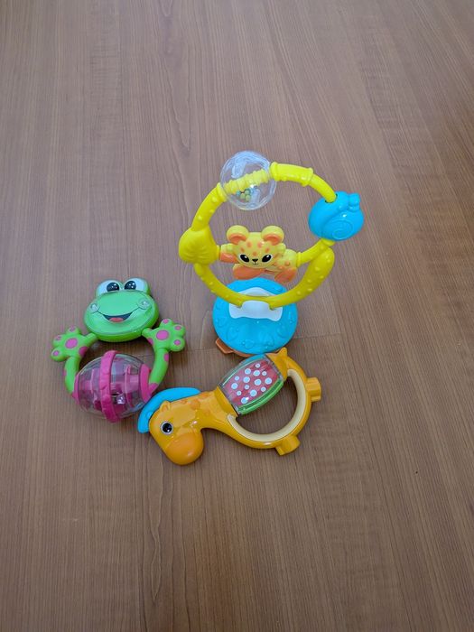 Brinquedos Chicco em plástico com chocalhos bebé