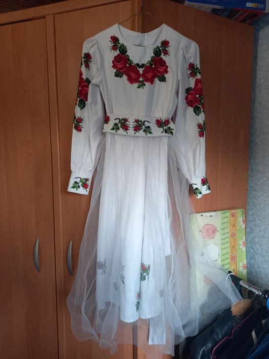 Продам вишите плаття на дівчинку