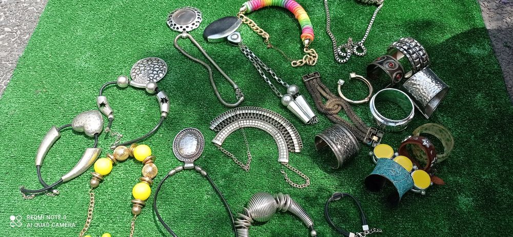 Bijuteria ( colares e pulseiras)