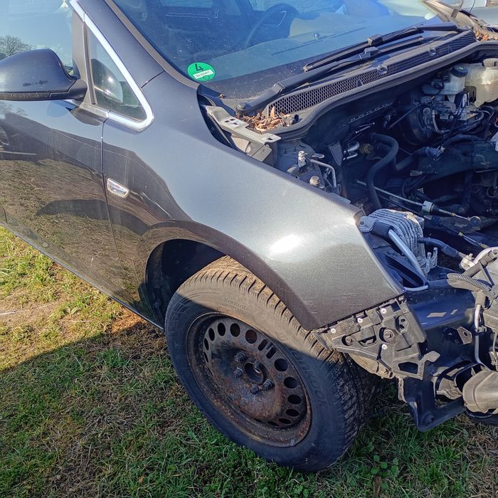 Błotnik prawy przód opel astra j hatchback Z22C