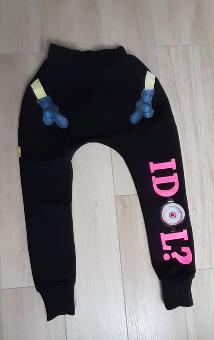 Spodnie dresowe Minionki  rozmiar 134