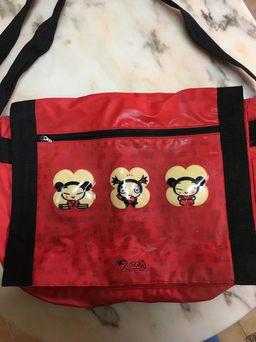 Mochila escolar alça única da Pucca vermelha e preta