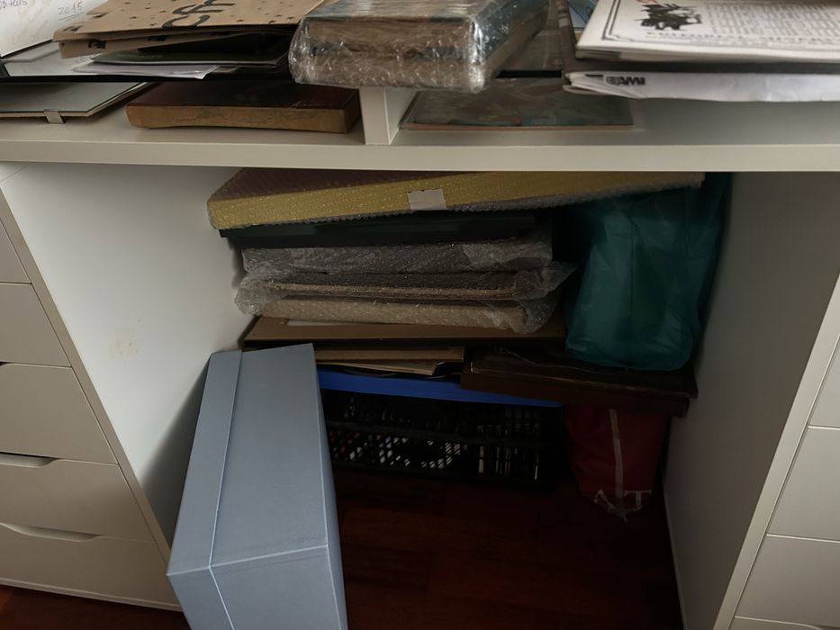 RESERVADA Secretária Ikea com módulos de gavetas e tampo em vidro