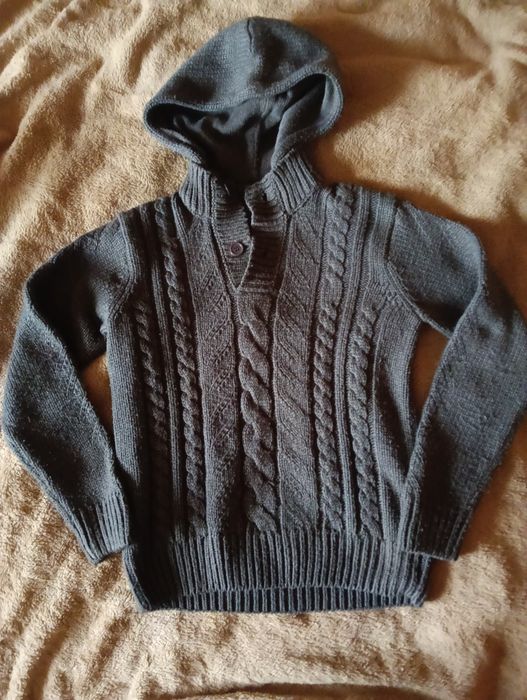 Sweter z guzikiem i kapturem rozmiar 152 cm
