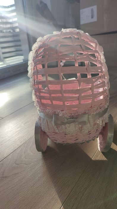 Wózek malutki na prezent na opakowanie