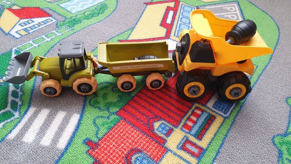 2 autka do rozkręcania, stan bardzo dobry, wiek 3+