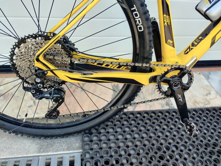 Biblioteca com quadro em carbono e material Shimano XT