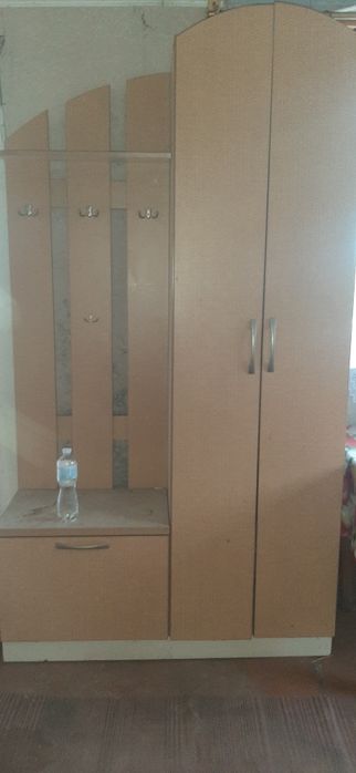 Прихожа ( шафа, тумбочка, полички)