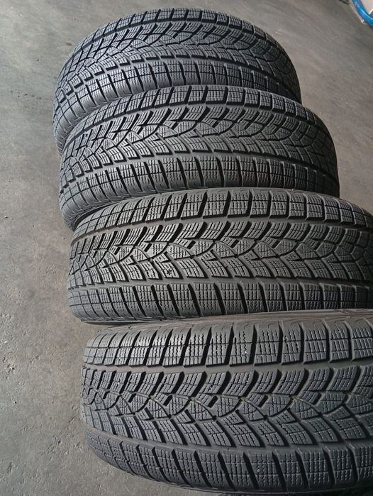Комплект r17 215/60 Goodyear UltraGrip Performance+ зимові шини в ідеальному робочому стані сезон тільки їздила 8мм Германія виробник, майже 24рік