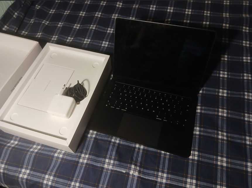 MacBook Pro APPLE Preto Sideral 2023 + capa de proteção
