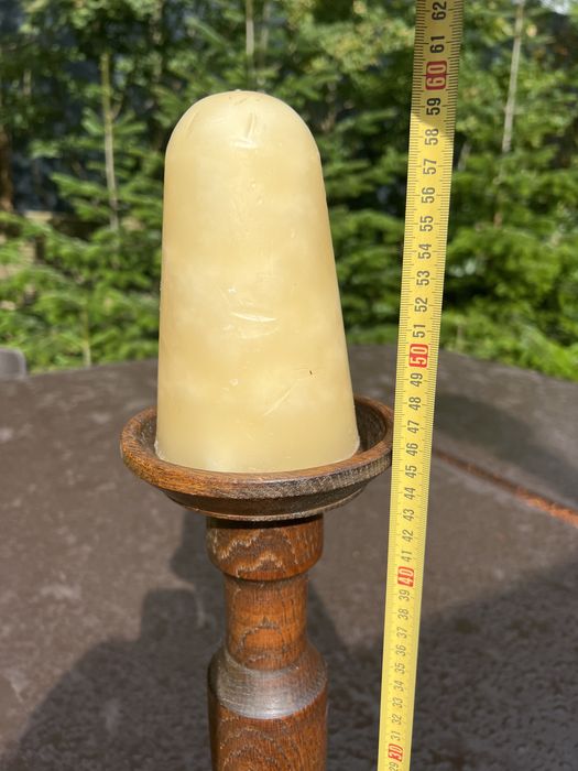 Stary dębowy toczony świecznik ze świecą kandelabr