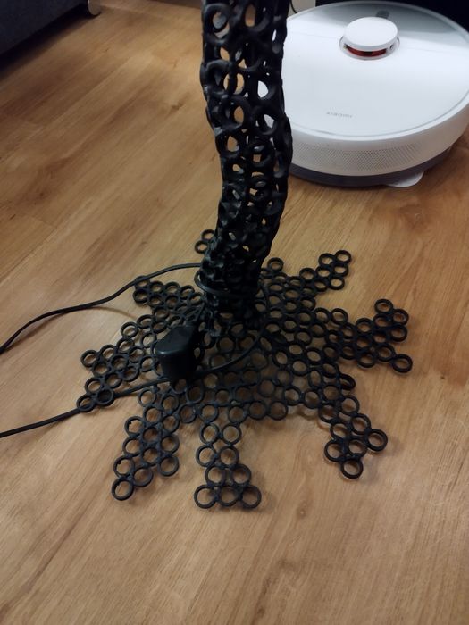 Czarna lampa stojąca ręczne robiona