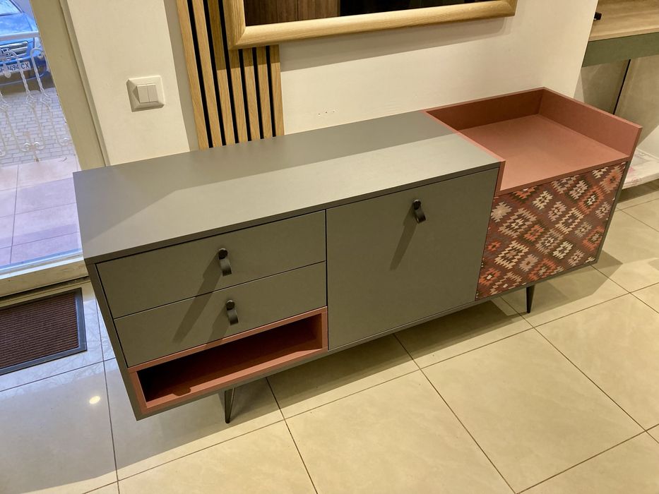 Комод на ніжках з принтом