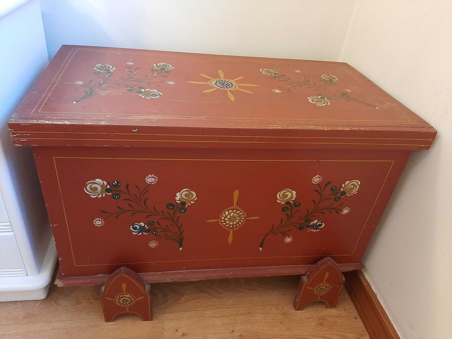 Arca antiga  com pés