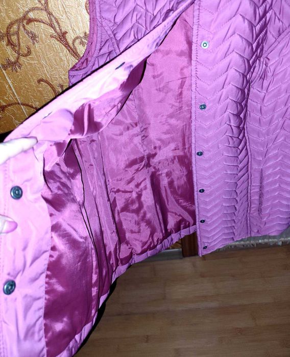 Жилет теплый, полуприталенный на кнопках. С карманами