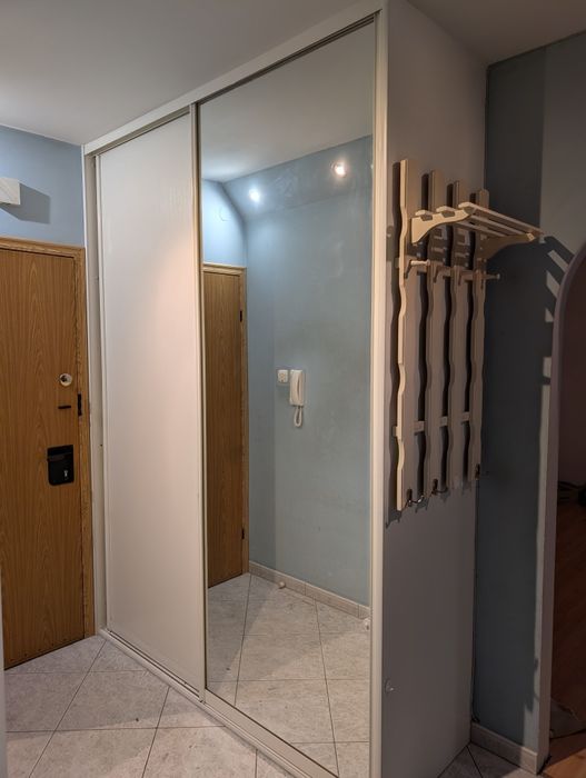 Szafa typu komandor do przedpokoju lub garderoby