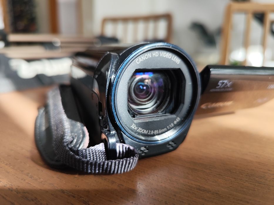 Kit Completo de Filmagem: Câmara Canon Legria HF R606 + Tripé