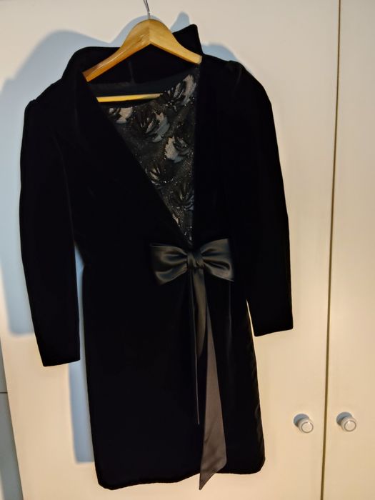 Vestido de Veludo Preto com Renda e Laço