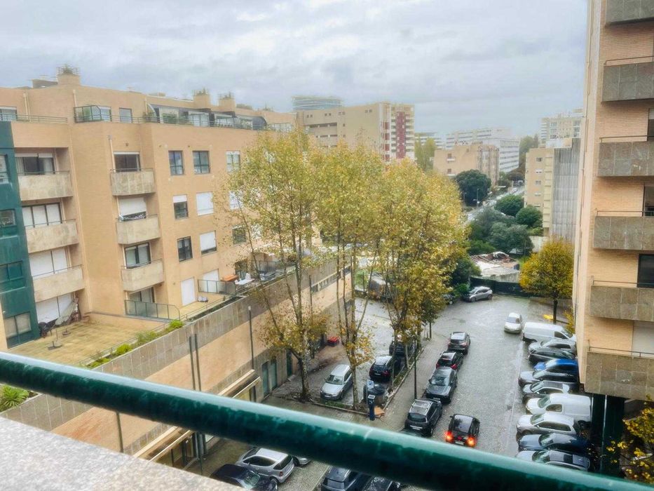 T2 suíte, lugar de garagem e arrumos- Edifício  - Pinheiro Manso