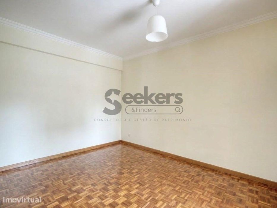 Oportunidade em Cascais! T3 (ex-T4) com Amplas Áreas e Potencial Ún...