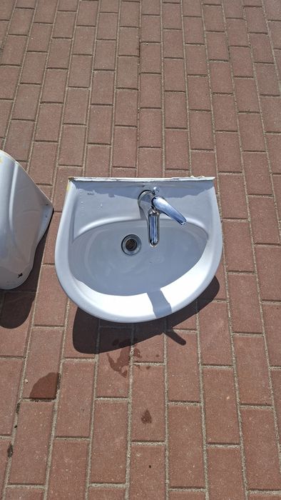 Zlew łazienkowy z baterią