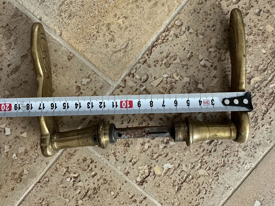 Piękna mosiężna klamka .