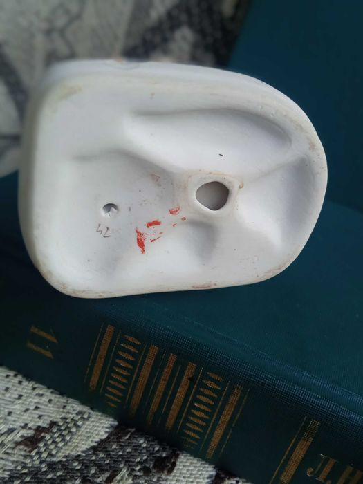 Статуэтка фарфоровая- бесквит .Девочка с рогом.