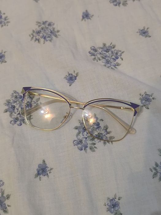 Okulary zerówki oprawki złote z fioletowymi akcentami kocie oko