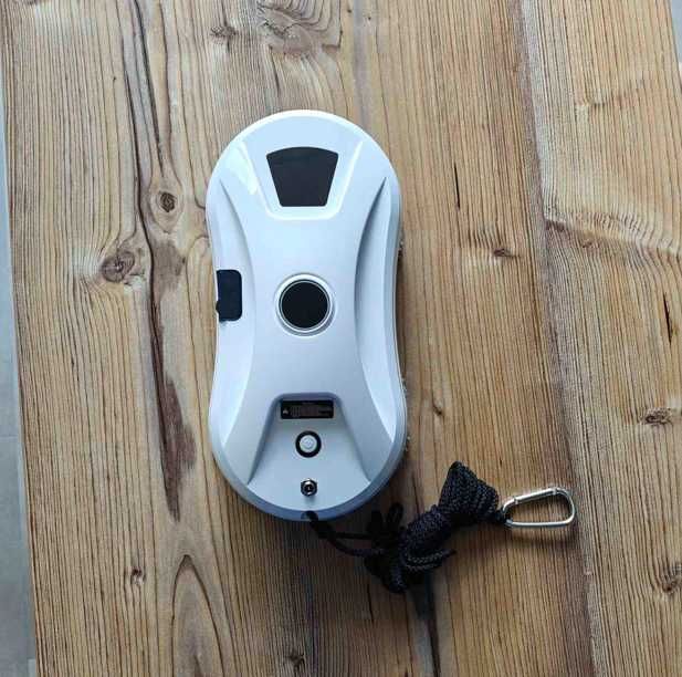 Робот пилосос для миття вікон з розпилювачем