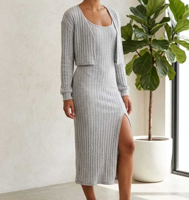 Vestido midi canelado cinzento com racha lateral e casaco M